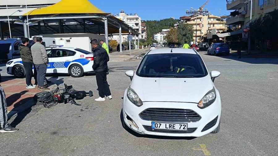 Otomobil İle Elektrikli Bisiklet Çarpıştı: 1 Yaralı