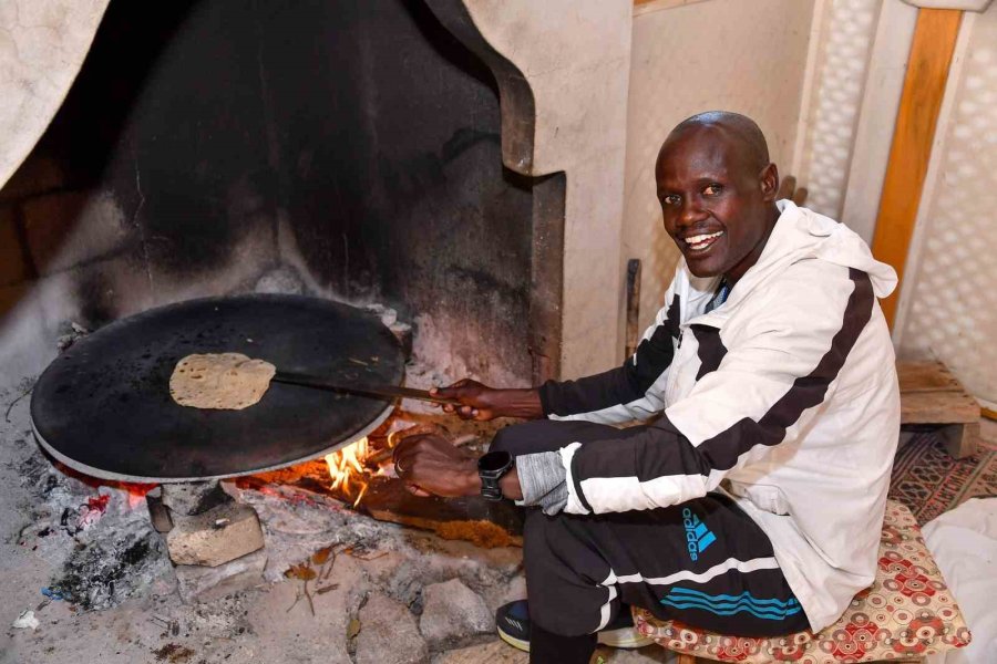 Kenyalı Sporcular Ocakta Bazlama Pişirdi