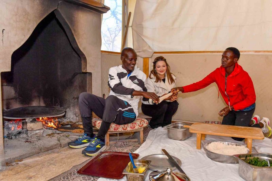 Kenyalı Sporcular Ocakta Bazlama Pişirdi