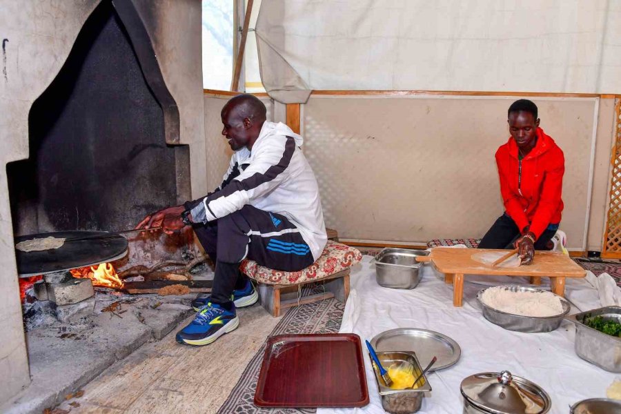 Kenyalı Sporcular Ocakta Bazlama Pişirdi