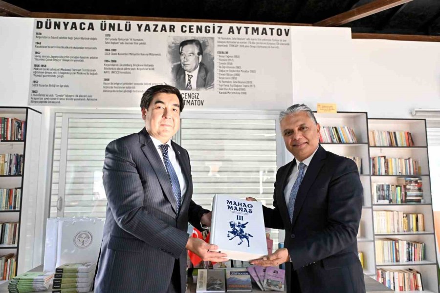 Aytmatov’un Eserleri Kütüphaneye Bağışlandı