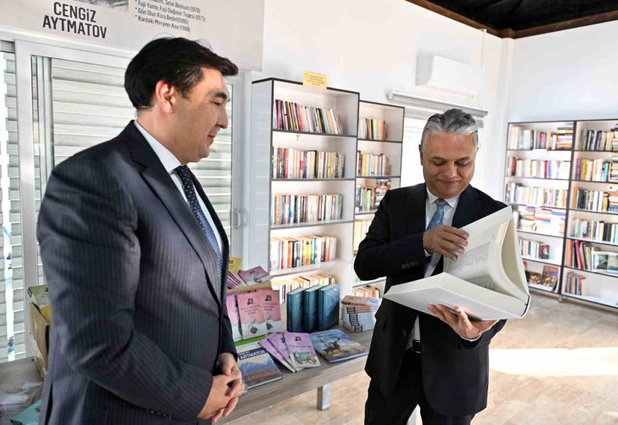 Aytmatov’un Eserleri Kütüphaneye Bağışlandı