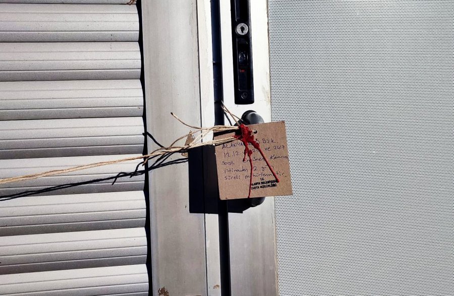 Alanya’da Tarihi Geçmiş Ürün Satan 3 Zincir Market Mühürlendi