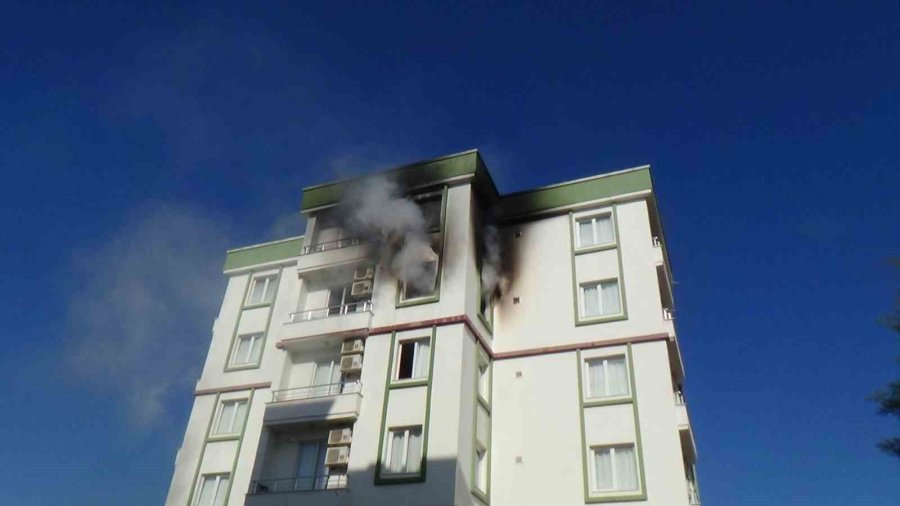 Antalya’da Kız Öğrenci Yurdunda Korkutan Yangın