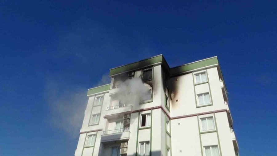 Antalya’da Kız Öğrenci Yurdunda Korkutan Yangın