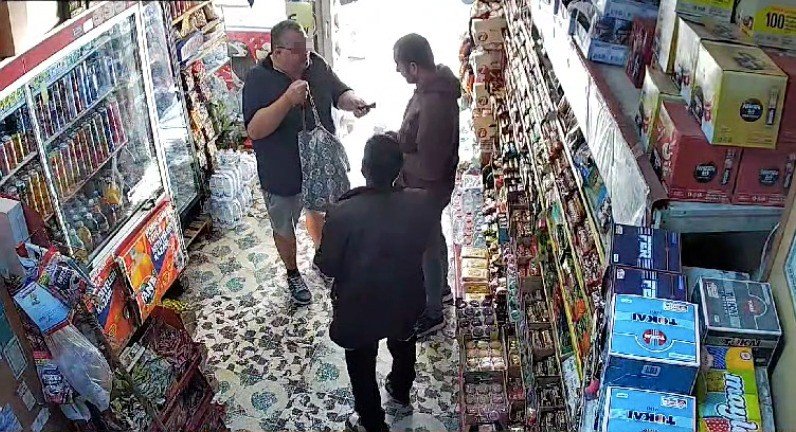 İşyeri Sahibi Namaz Kılarken Alman Turist Çantasını Doldurdu