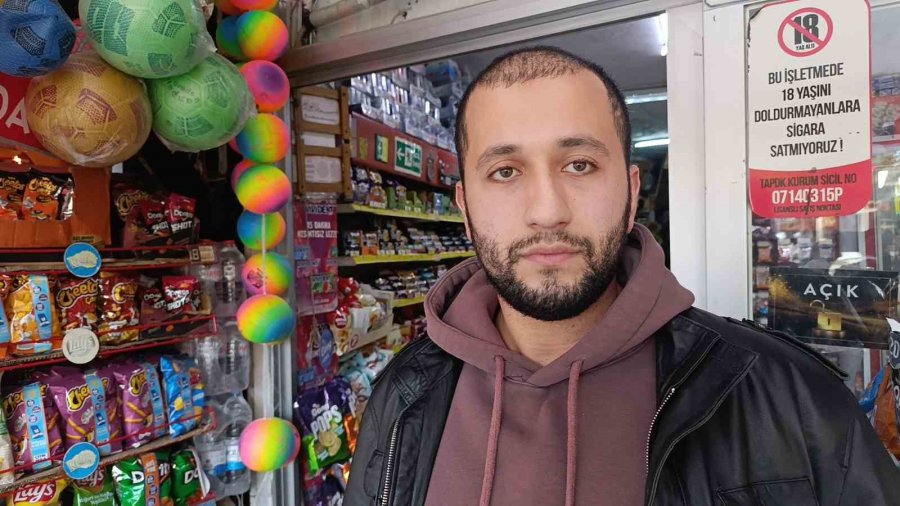 İşyeri Sahibi Namaz Kılarken Alman Turist Çantasını Doldurdu