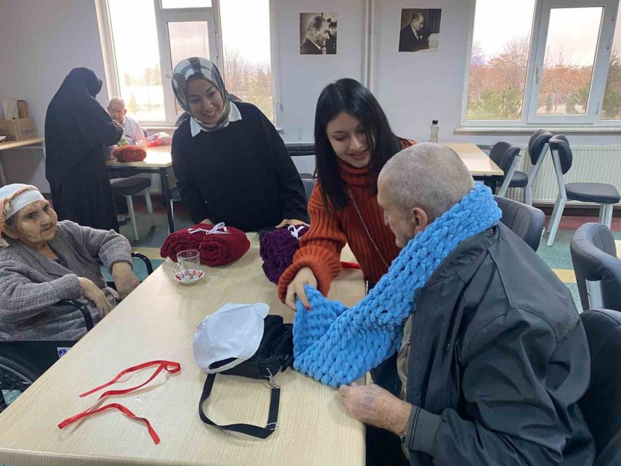 Üniversite Öğrencilerinden Huzurevine Ziyaret