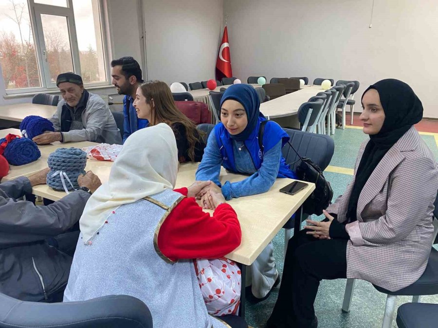 Üniversite Öğrencilerinden Huzurevine Ziyaret