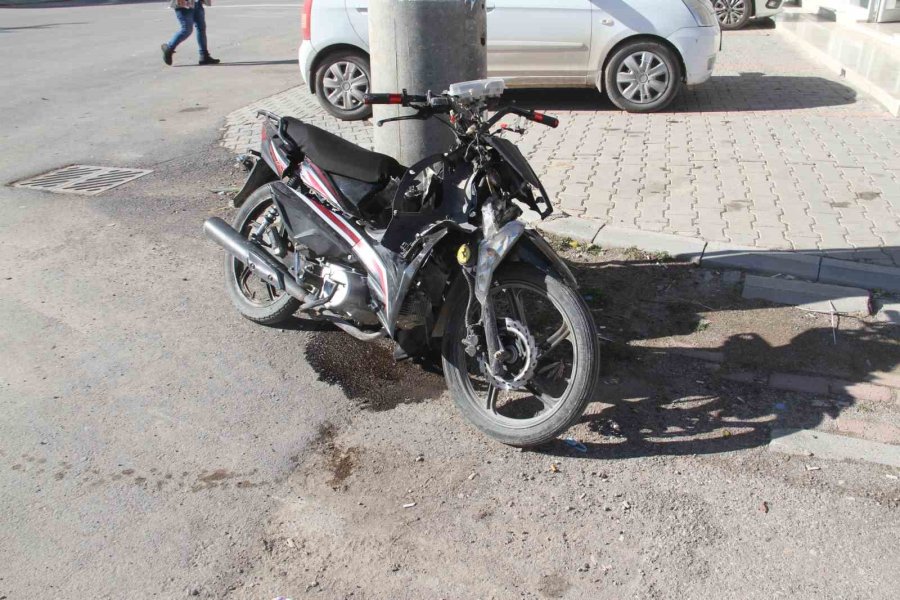 Otomobille Çarpışan Motosikletteki 2 Kişi Yaralandı