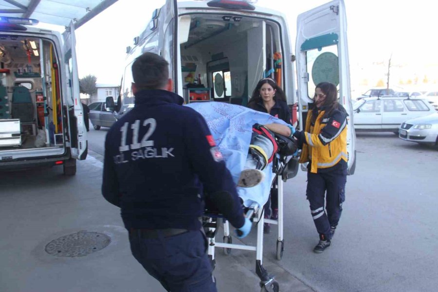 Otomobille Çarpışan Motosikletteki 2 Kişi Yaralandı