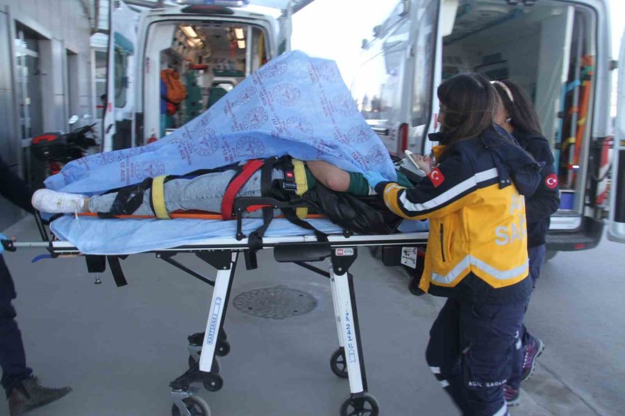 Otomobille Çarpışan Motosikletteki 2 Kişi Yaralandı