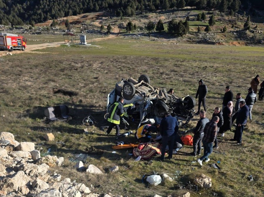 Konya’da Hafif Ticari Araç İle Otomobil Çarpıştı: 2 Ölü, 1 Yaralı