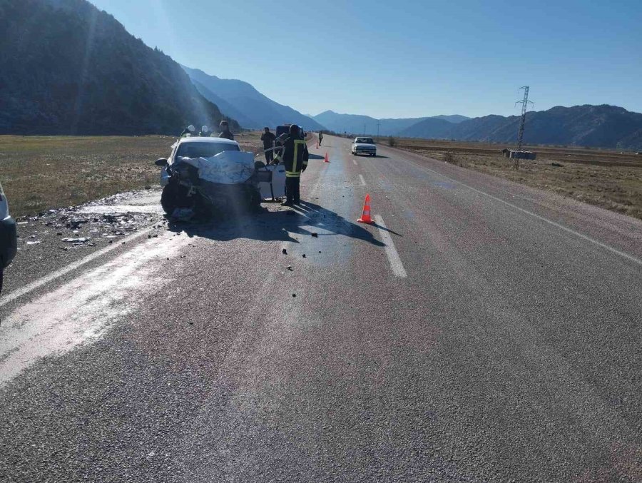 Konya’da Hafif Ticari Araç İle Otomobil Çarpıştı: 2 Ölü, 1 Yaralı