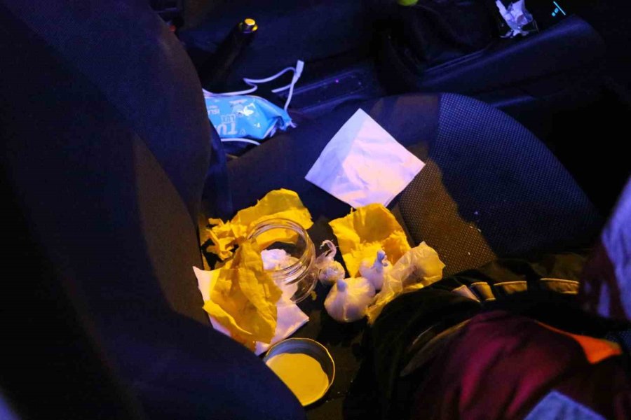 Polisi Görünce Yol Ortasında Bırakıp Kaçtıkları Araçtan Uyuşturucu Çıktı