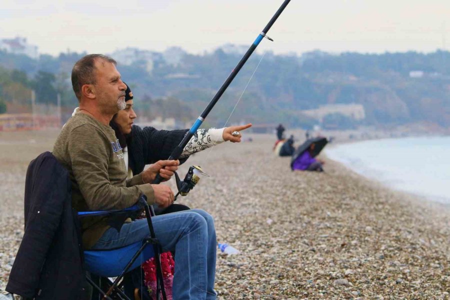Antalya’da Yağmura Rağmen Şemsiye Altında Deniz Keyfi
