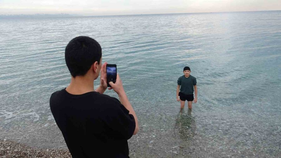 Antalya’da Yağmura Rağmen Şemsiye Altında Deniz Keyfi