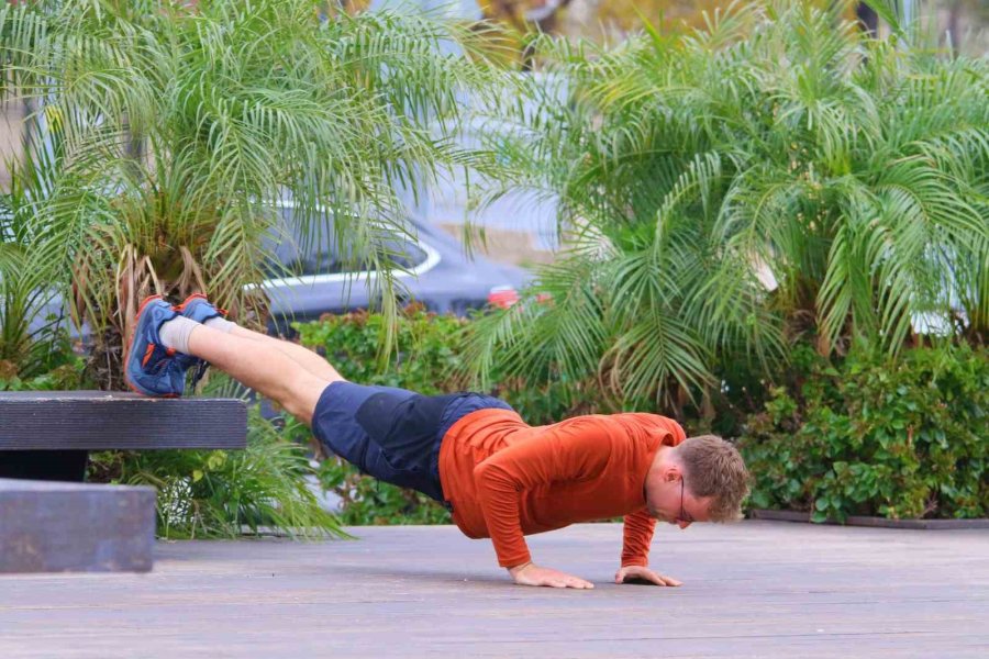 Antalya’da Yağmura Rağmen Şemsiye Altında Deniz Keyfi
