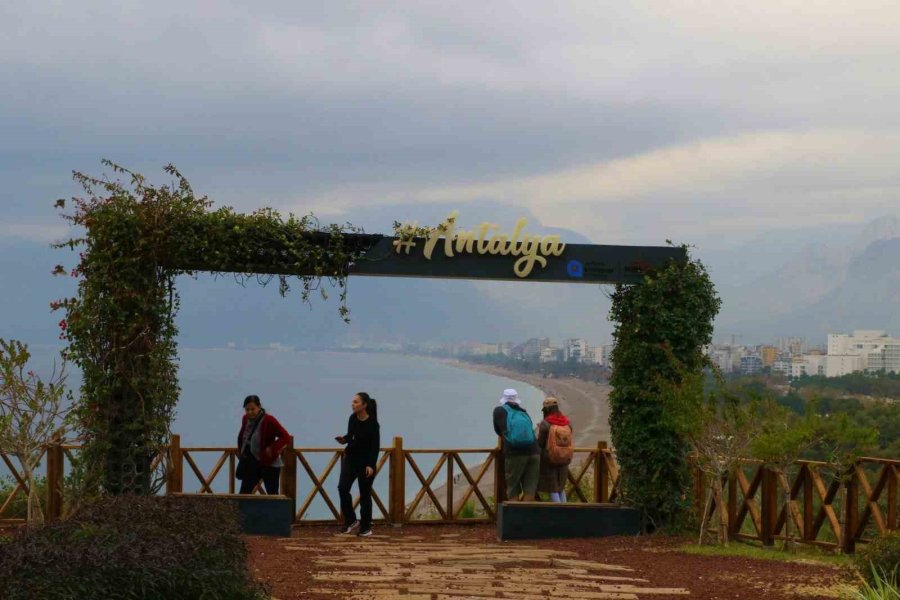 Antalya’da Yağmura Rağmen Şemsiye Altında Deniz Keyfi