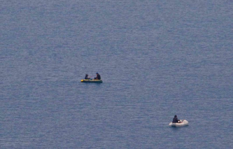 Antalya’da Yağmura Rağmen Şemsiye Altında Deniz Keyfi