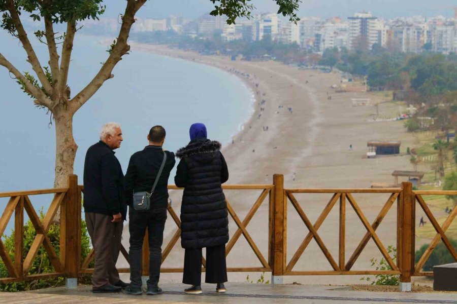 Antalya’da Yağmura Rağmen Şemsiye Altında Deniz Keyfi