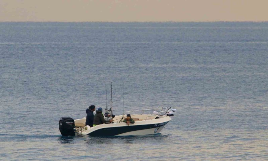 Antalya’da Yağmura Rağmen Şemsiye Altında Deniz Keyfi