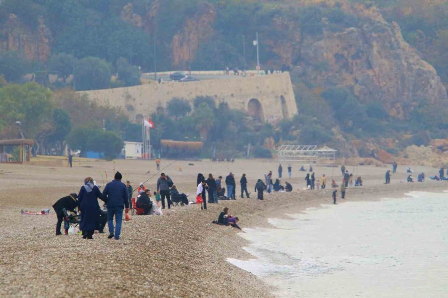 Antalya’da Yağmura Rağmen Şemsiye Altında Deniz Keyfi