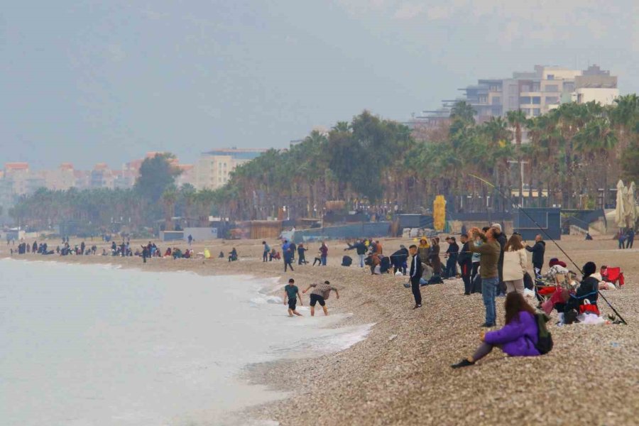 Antalya’da Yağmura Rağmen Şemsiye Altında Deniz Keyfi