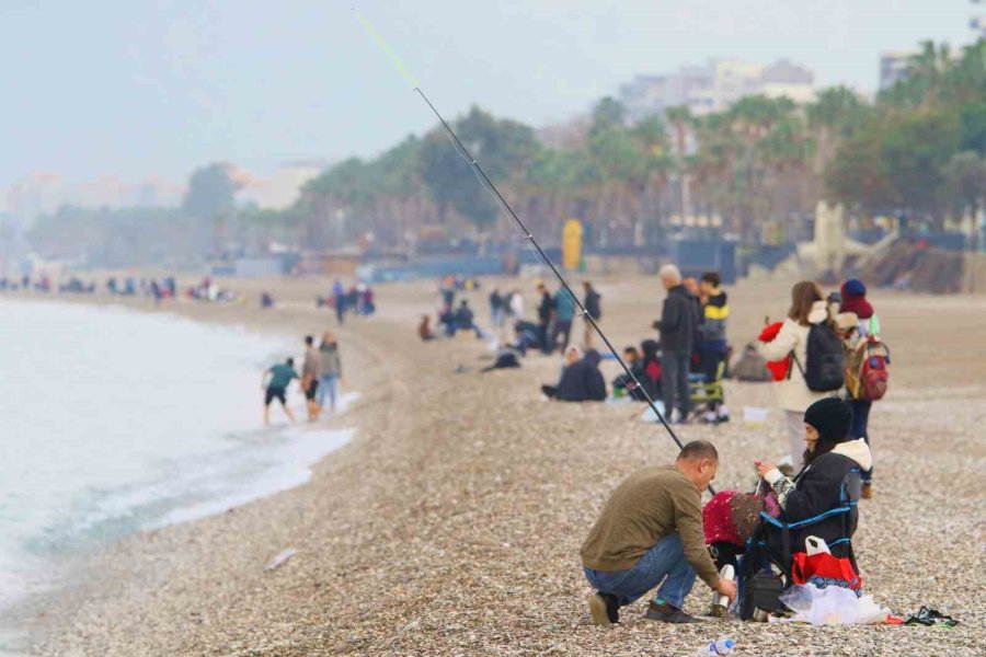 Antalya’da Yağmura Rağmen Şemsiye Altında Deniz Keyfi