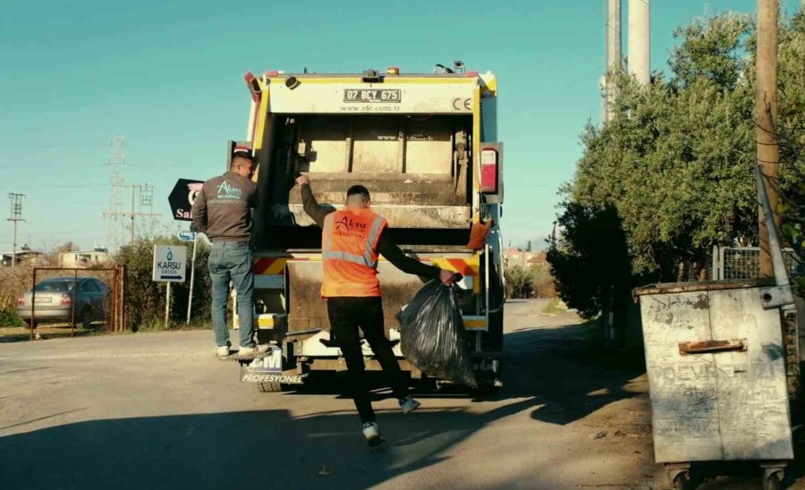 Antalya’da Belediye Çalışanlarından Oyun Havası Eşliğinde Mesai