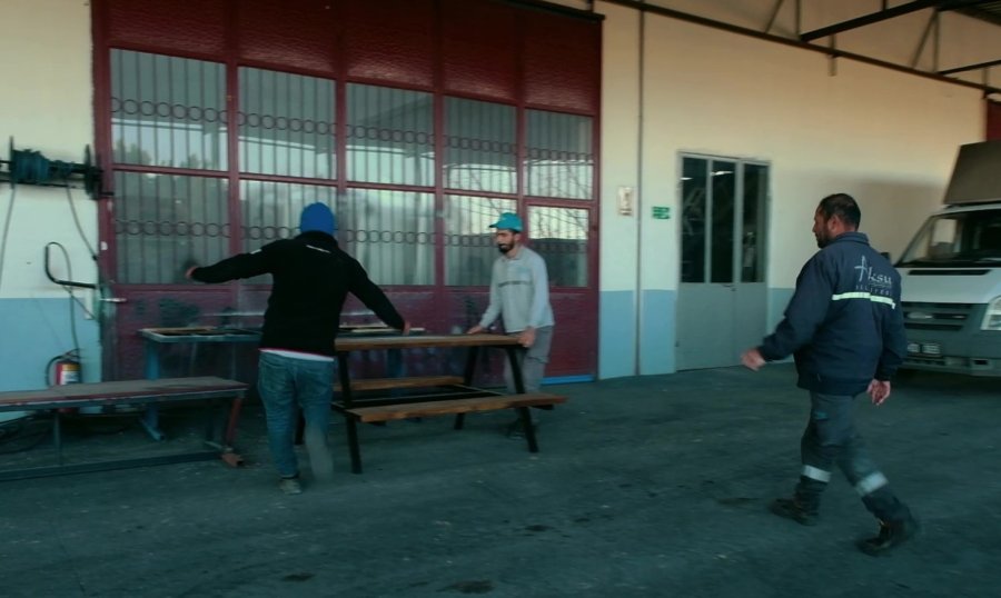 Antalya’da Belediye Çalışanlarından Oyun Havası Eşliğinde Mesai