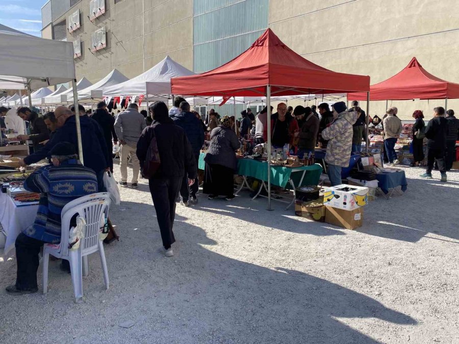 Son Aylarda İlginin Giderek Arttığı Antika Pazarı’ndan Vatandaş Memnun