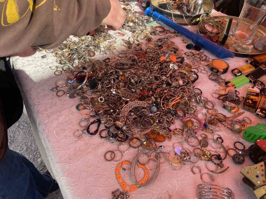 Son Aylarda İlginin Giderek Arttığı Antika Pazarı’ndan Vatandaş Memnun