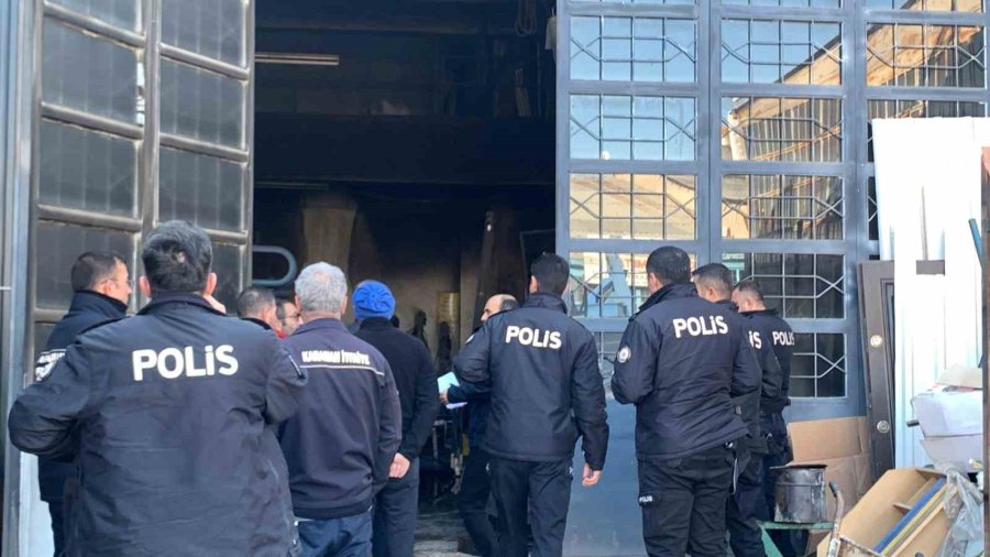 Metal Atölyesinde Çıkan Yangında Paralar Yandı