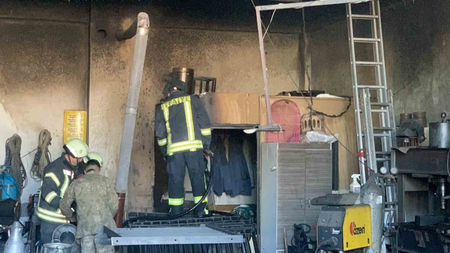 Metal Atölyesinde Çıkan Yangında Paralar Yandı