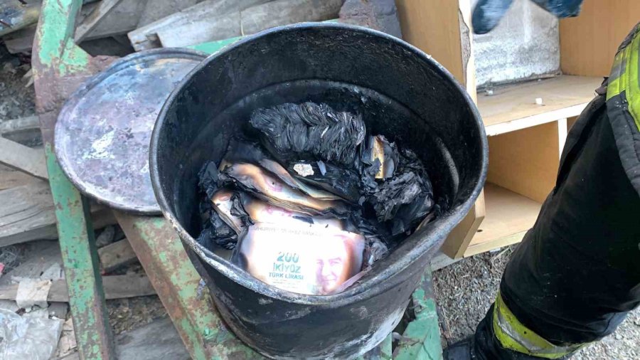 Metal Atölyesinde Çıkan Yangında Paralar Yandı