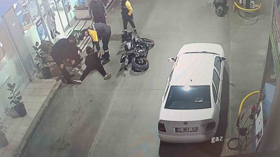 Otomobilin Açılan Kapısına Çarpan Motosiklet Sürücü Hastanelik Oldu