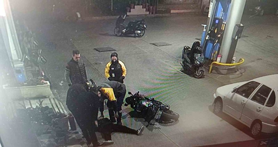 Otomobilin Açılan Kapısına Çarpan Motosiklet Sürücü Hastanelik Oldu