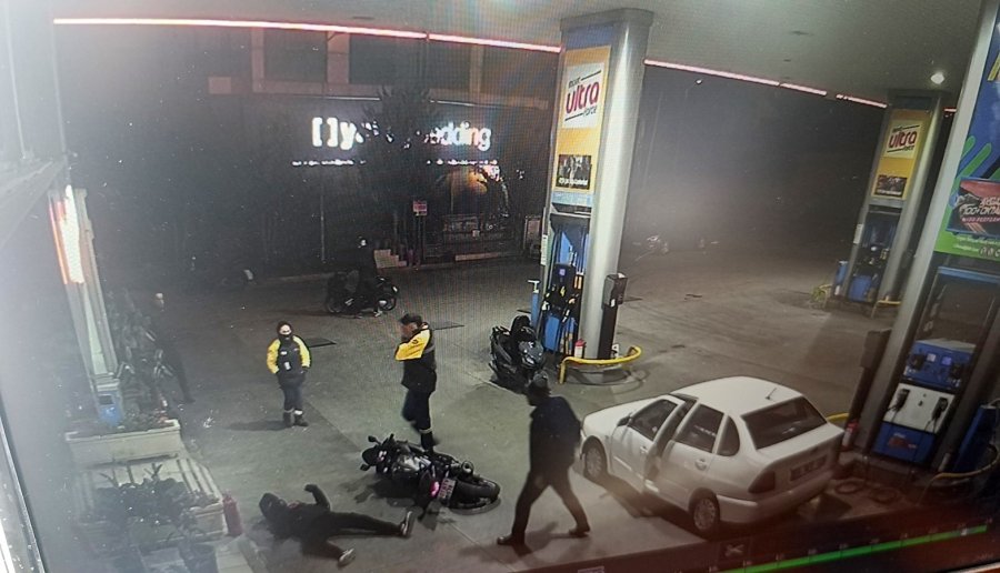 Otomobilin Açılan Kapısına Çarpan Motosiklet Sürücü Hastanelik Oldu