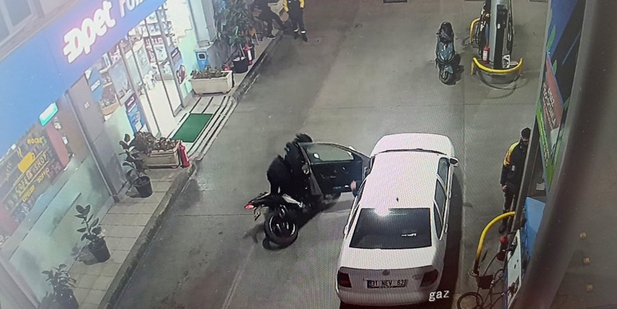 Otomobilin Açılan Kapısına Çarpan Motosiklet Sürücü Hastanelik Oldu