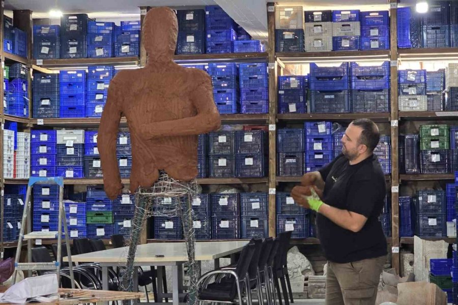 Alkü’lü Akademisyenden Kibyra Gladyatörü Heykeli