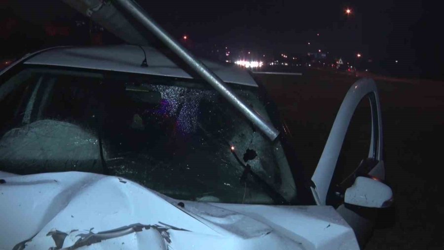 Çarptığı Aydınlatma Direği Aracın Üzerine Devrildi: 2 Yaralı