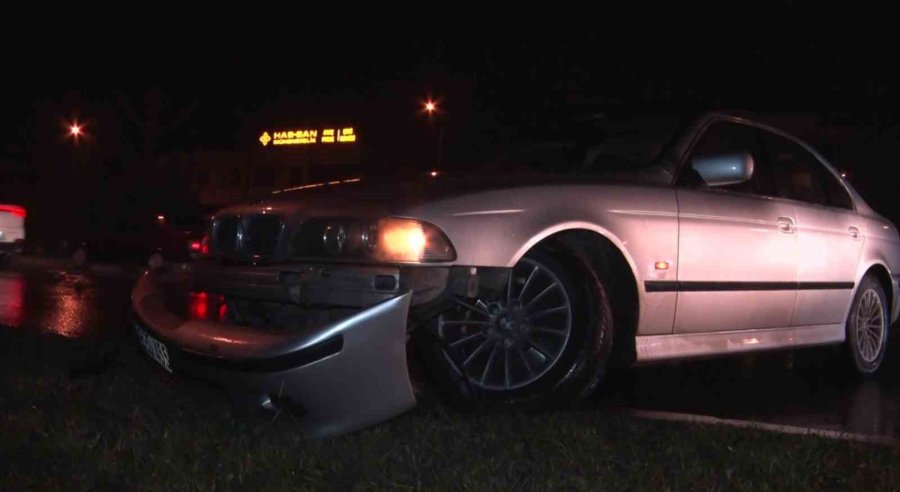 Çarptığı Aydınlatma Direği Aracın Üzerine Devrildi: 2 Yaralı