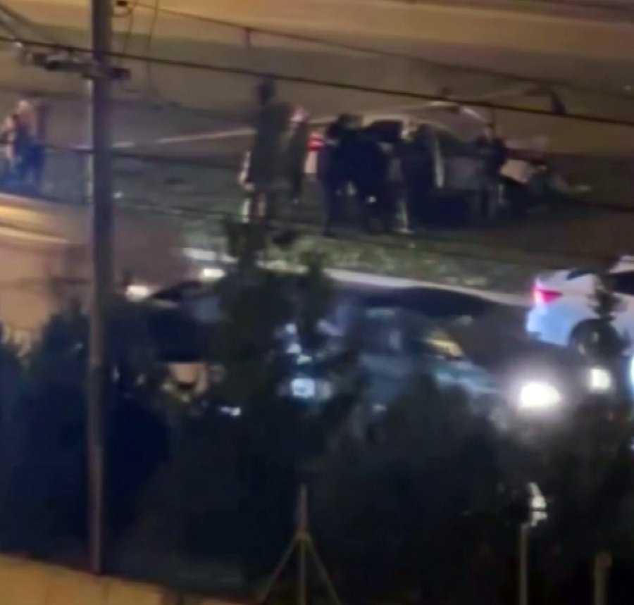 Çarptığı Aydınlatma Direği Aracın Üzerine Devrildi: 2 Yaralı