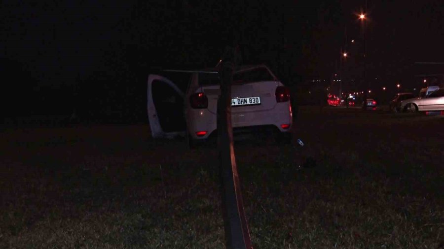 Çarptığı Aydınlatma Direği Aracın Üzerine Devrildi: 2 Yaralı