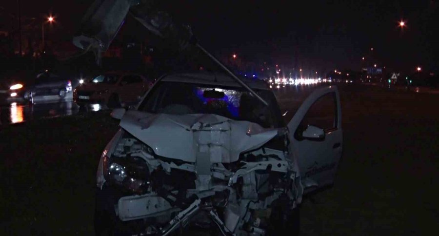 Çarptığı Aydınlatma Direği Aracın Üzerine Devrildi: 2 Yaralı