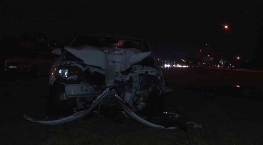 Çarptığı Aydınlatma Direği Aracın Üzerine Devrildi: 2 Yaralı