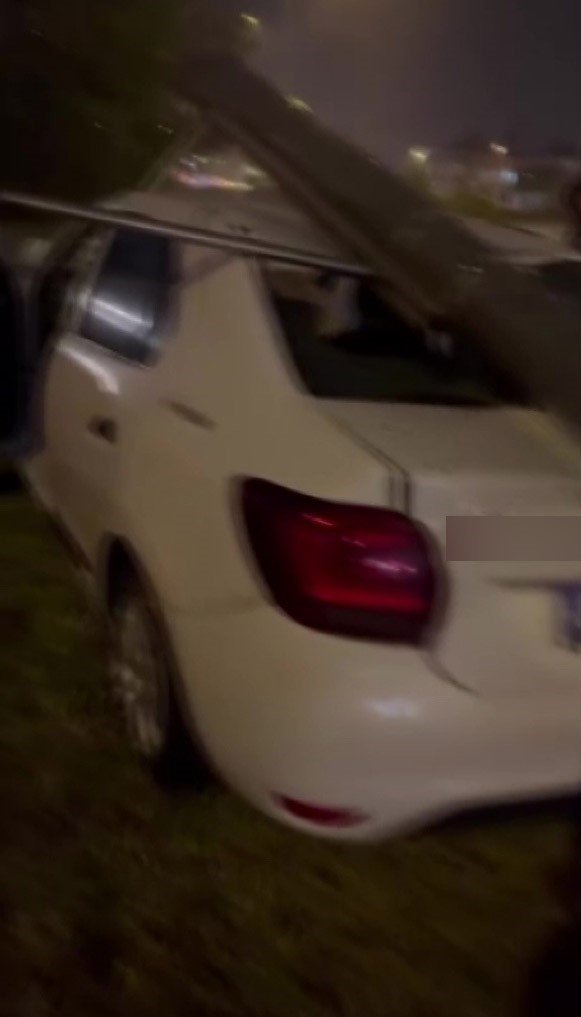 Çarptığı Aydınlatma Direği Aracın Üzerine Devrildi: 2 Yaralı