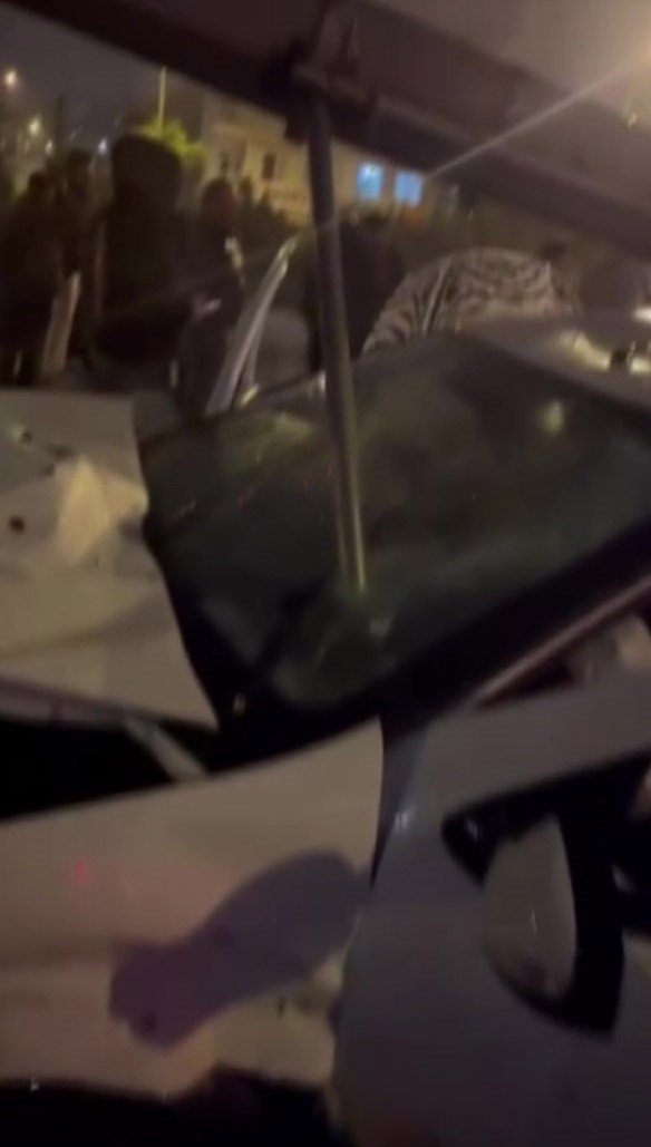 Çarptığı Aydınlatma Direği Aracın Üzerine Devrildi: 2 Yaralı