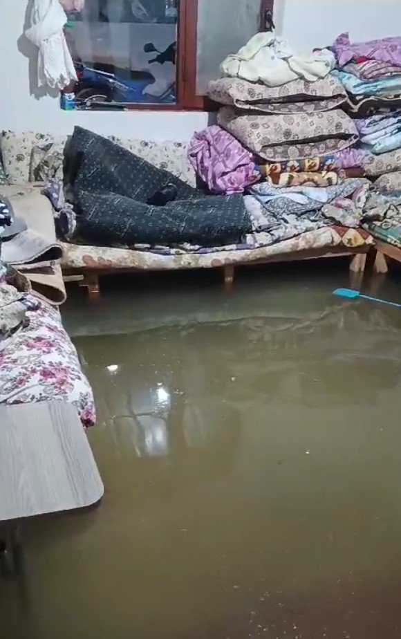 Antalya’nın İlçelerinde Sağanak Etkili Oldu, Ev Ve Seraları Su Bastı, Dağdan Sürüklenen Kaya Parçaları Yolu Kapattı